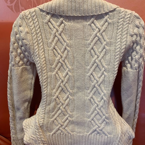 Beautiful warm sweater - Picture 6 of 14